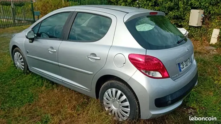 Peugeot 207 2012 photo 2