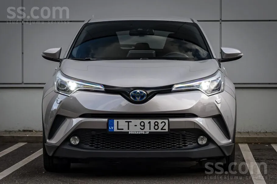Toyota C-Hr 2018 photo 2