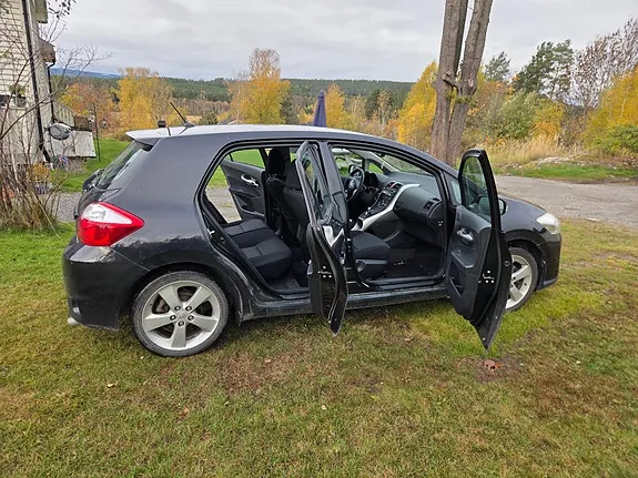 Toyota Auris 2011 photo 5