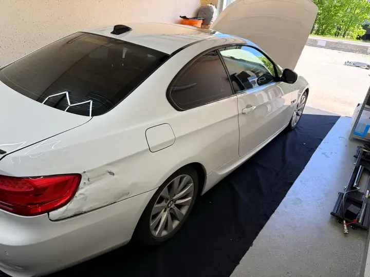 BMW 3 Series 2010 photo 2