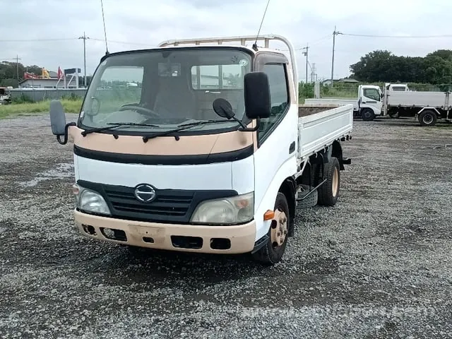 Hino Dutro 2011 photo 2