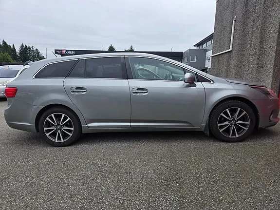 Toyota Avensis 2012 photo 2