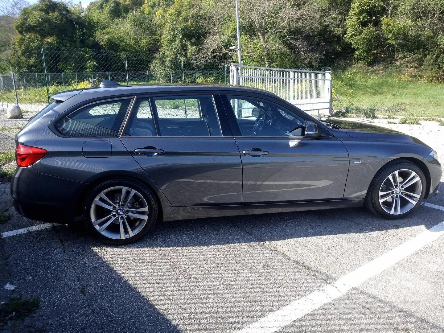 BMW 318D Touring Sport 2015 photo 2