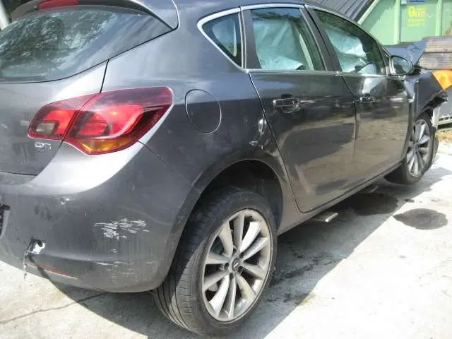 Opel Astra 2011 photo 2