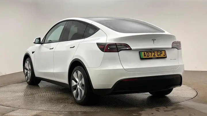 Tesla Model Y 2023 photo 2