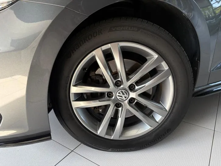 Volkswagen Touran 2017 photo 2