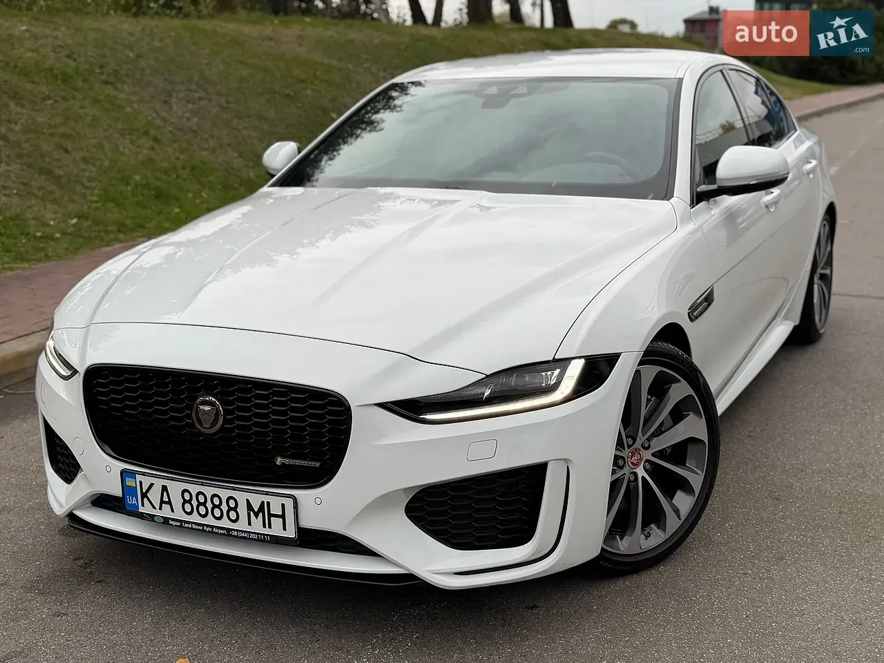 Jaguar Xe 2020 photo 3
