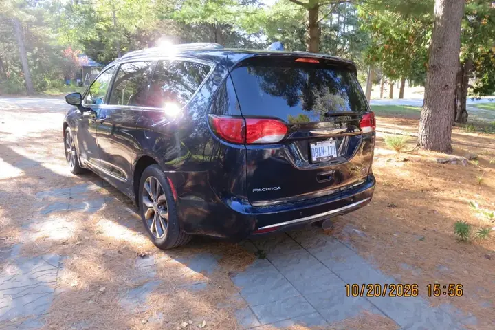 Chrysler Pacifica 2017 photo 2