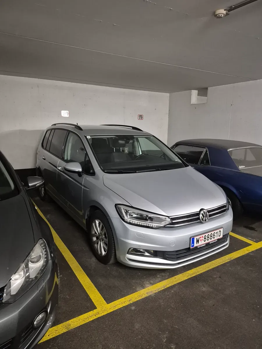 Volkswagen Touran 2017 photo 2