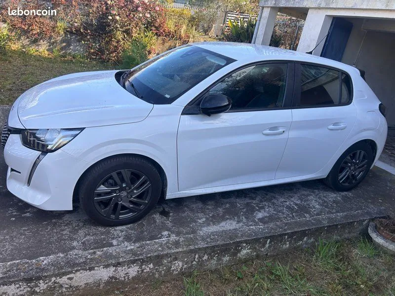 Peugeot 208 2022 photo 3