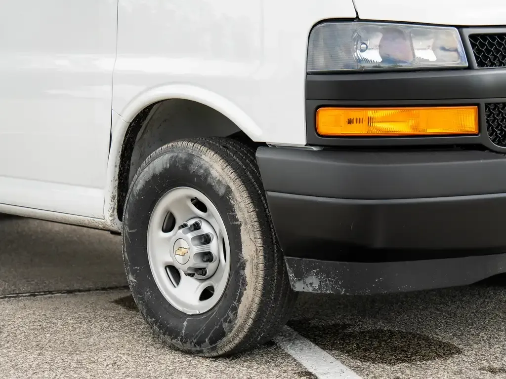 Chevrolet Express 2500 2026 photo 3