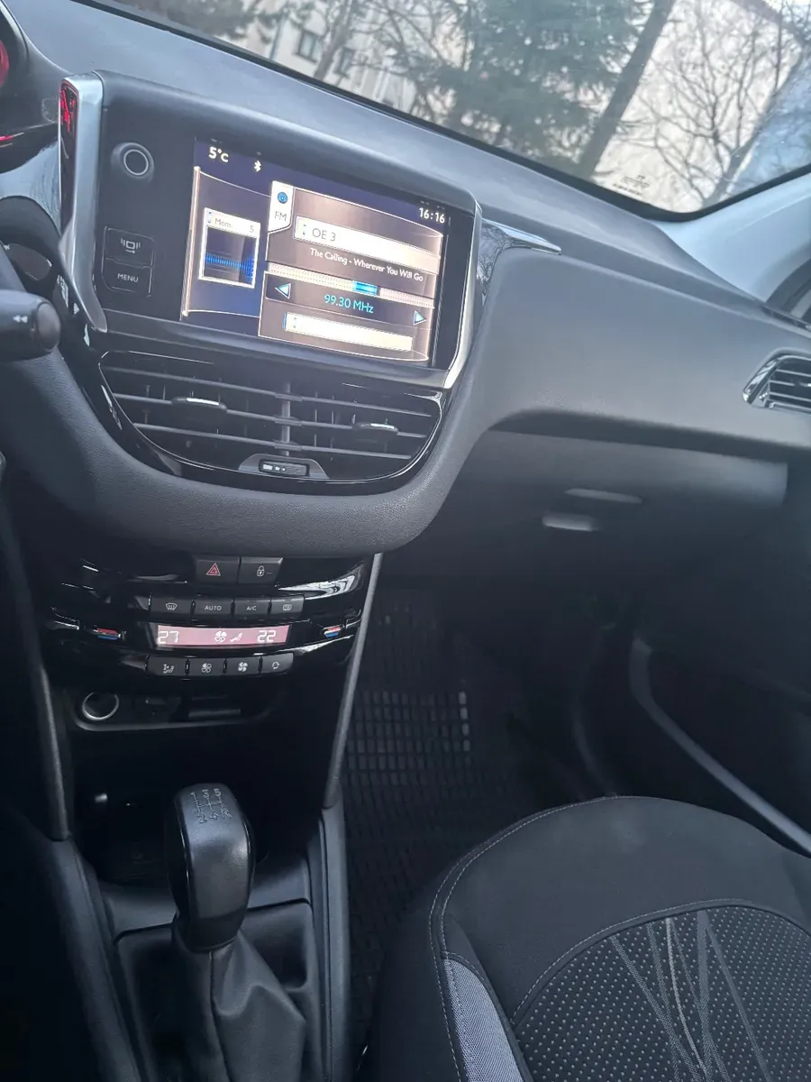 Peugeot 208 2012 photo 2