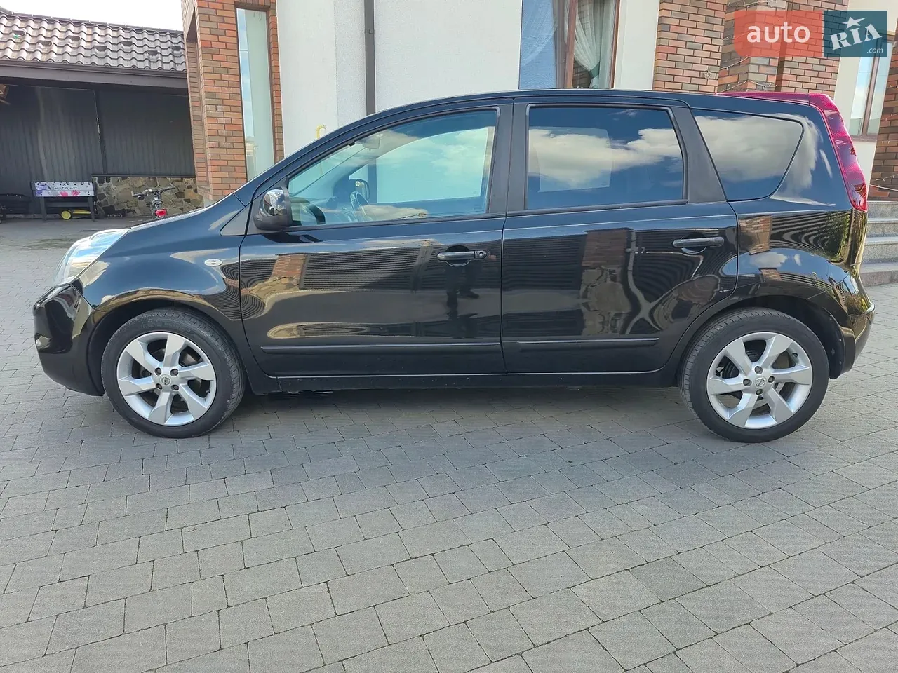 Nissan Note 2010 photo 3