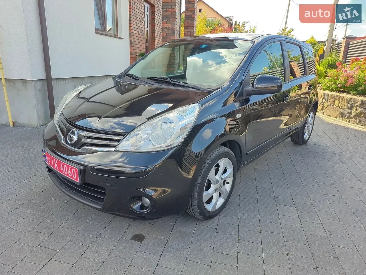 Nissan Note 2010 photo 2