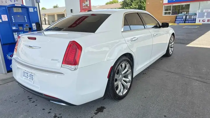 Chrysler 300C 2015 photo 2