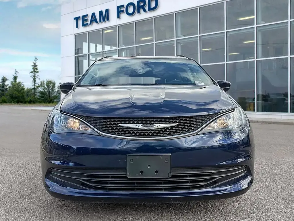 Chrysler Pacifica 2017 photo 2