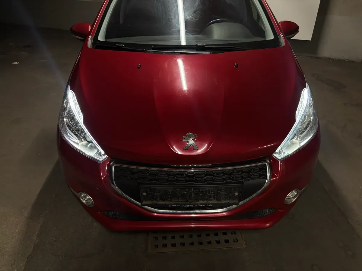 Peugeot 208 2012 photo 2