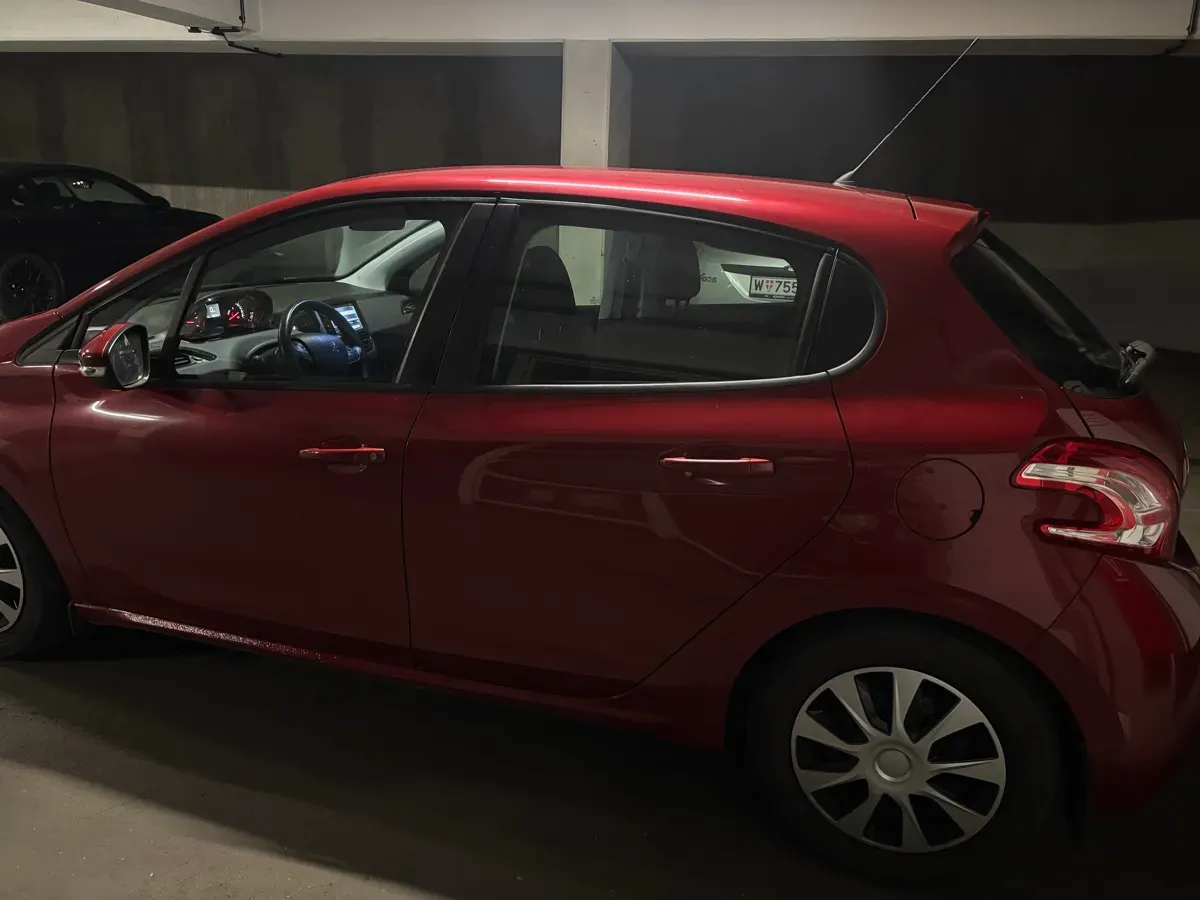 Peugeot 208 2012 photo 3