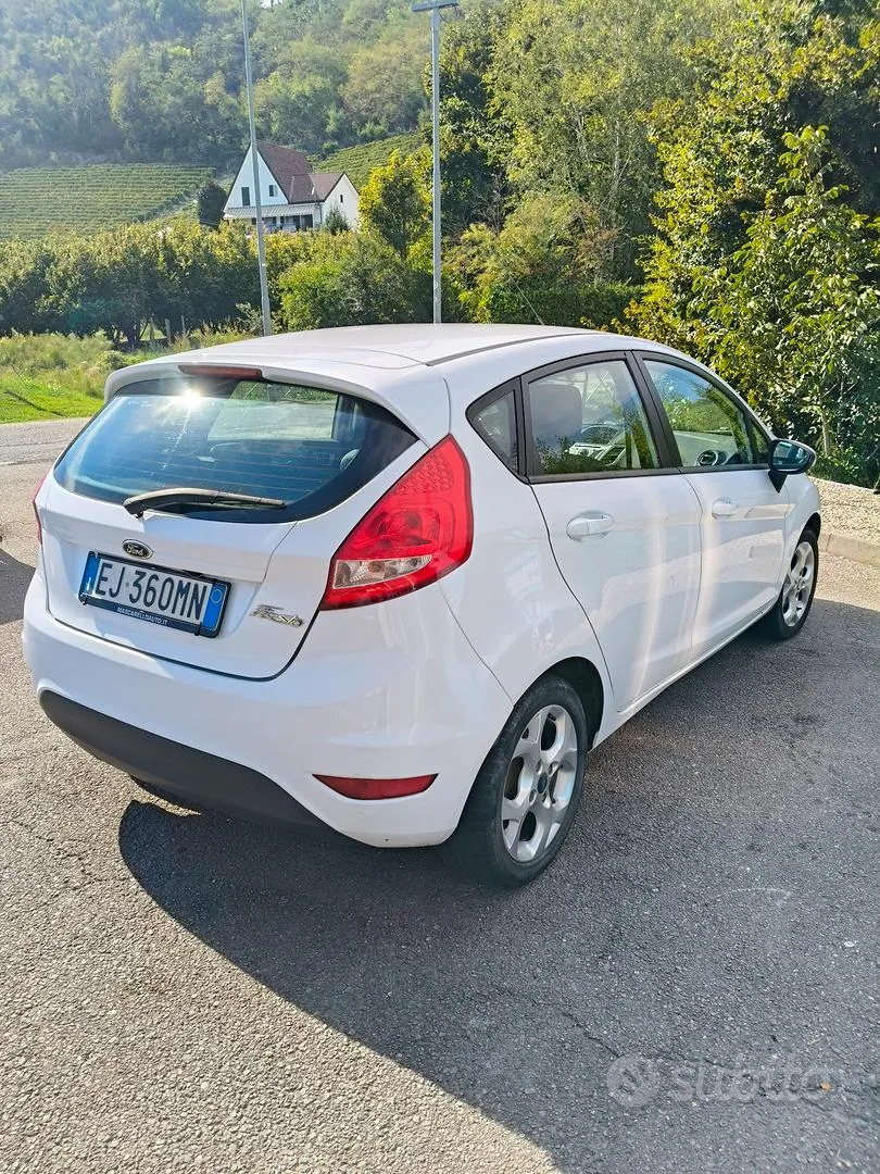 Ford Fiesta 2010 photo 4