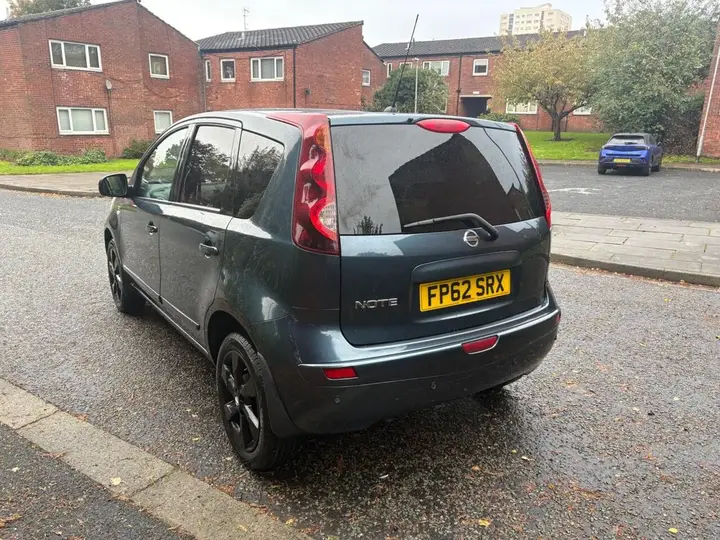 Nissan Note 2012 photo 4