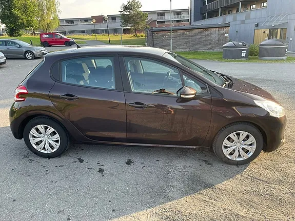 Peugeot 208 2012 photo 4
