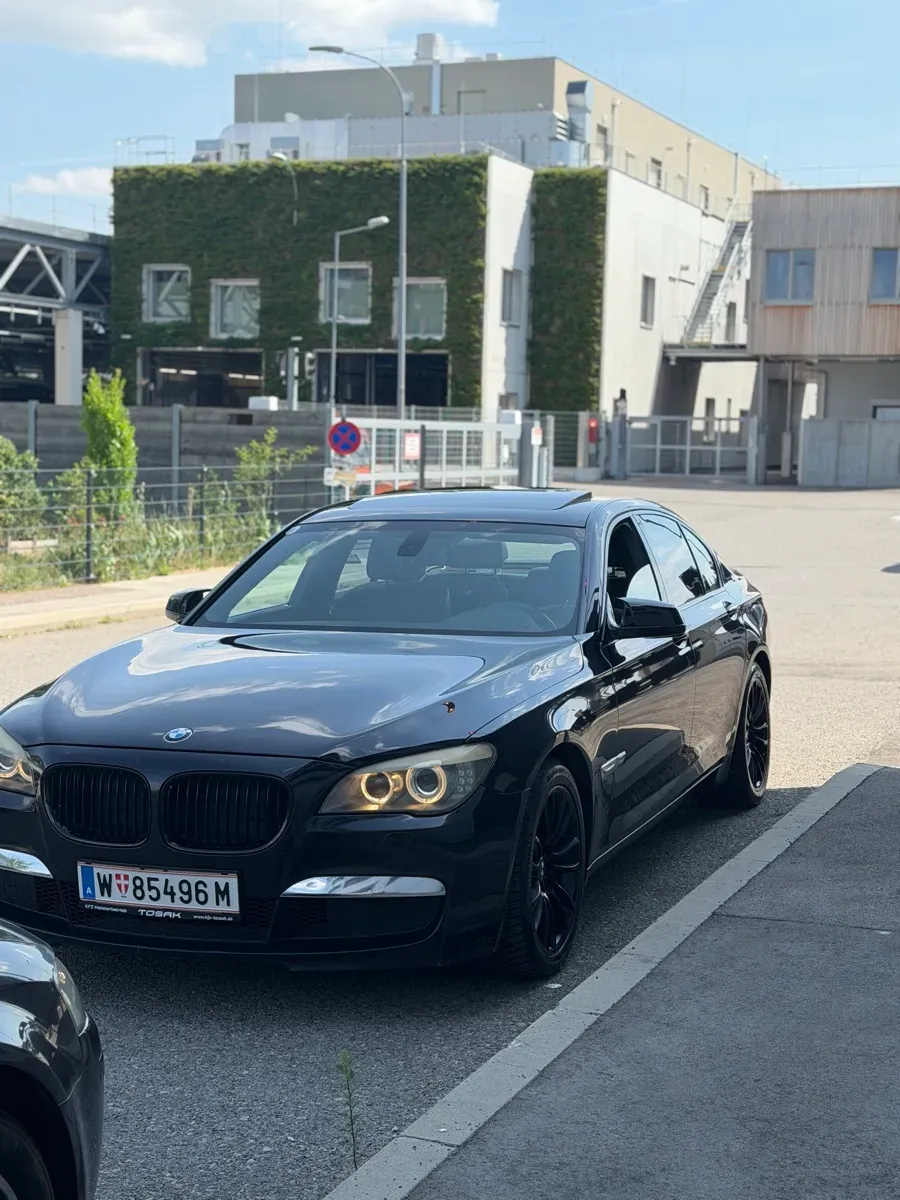 BMW 7 Series 2009 photo 2