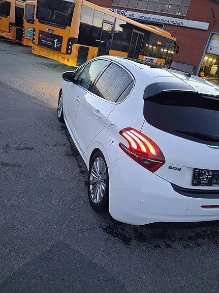 Peugeot 208 2018 photo 3