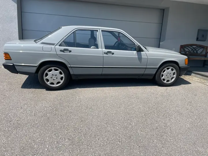 Mercedes-Benz 190 1987 photo 2