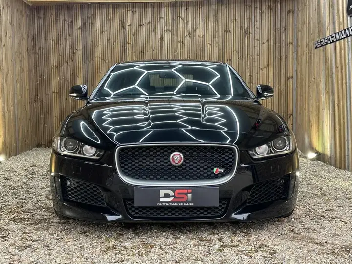 Jaguar Xe 2017 photo 2
