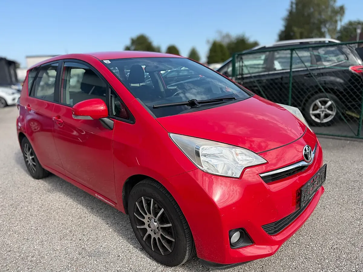 Toyota Verso-S 2012 photo 2