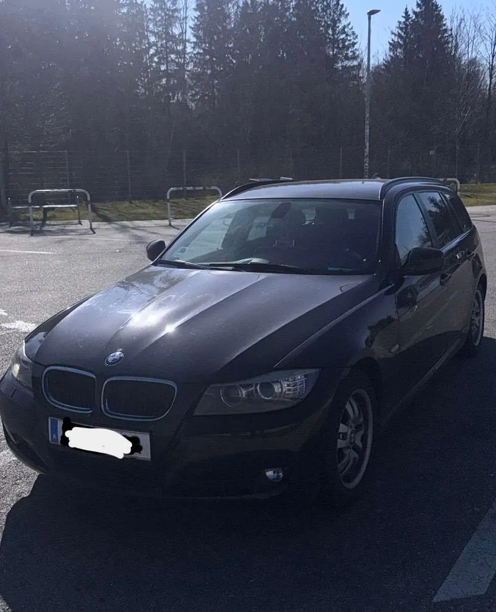 BMW 3 Series 2011 photo 2