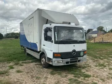 Mercedes-Benz 815 Horse 2005 photo 2