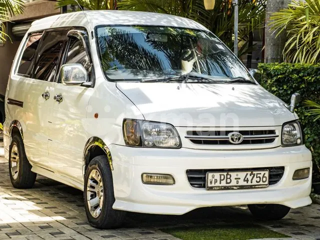Toyota Noah 2002 photo 2