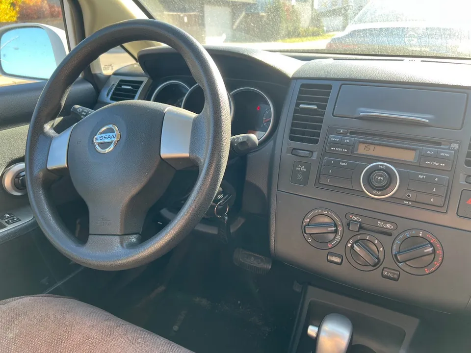 Nissan Versa 2012 photo 5