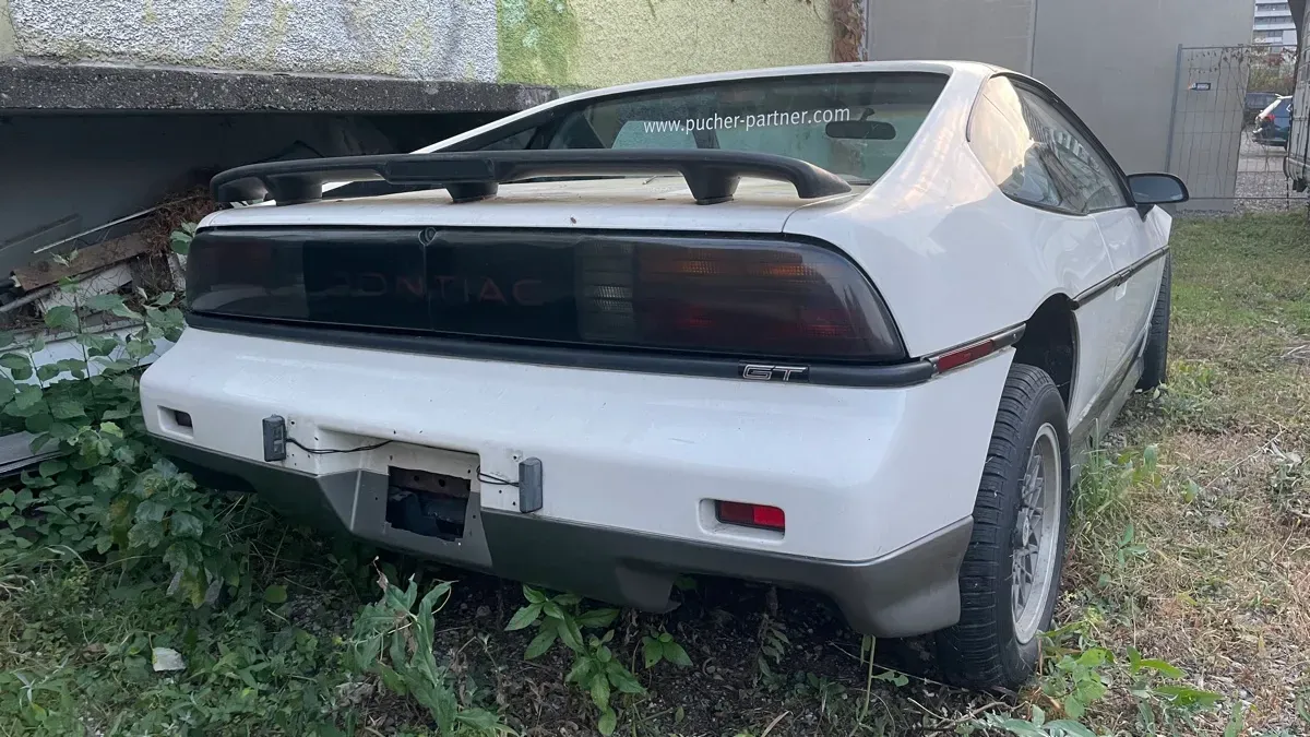 Pontiac Fiero 1989 photo 2