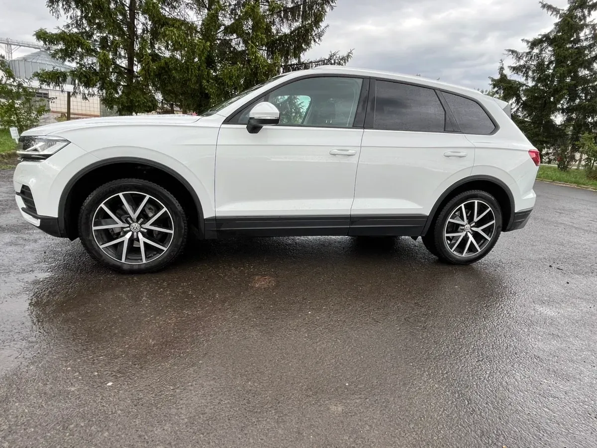 Volkswagen Touareg 2024 photo 2