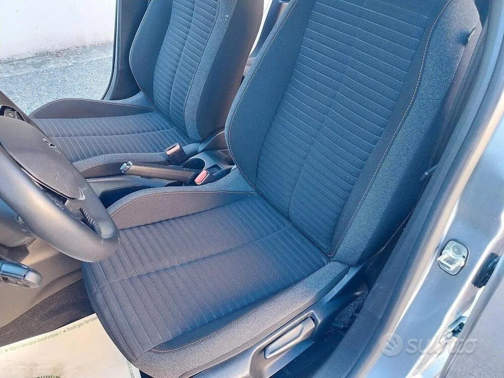 Peugeot 208 2023 photo 2
