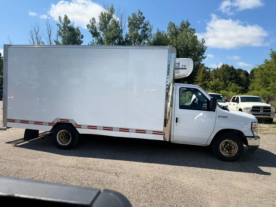 Ford E-450 2021 photo 2