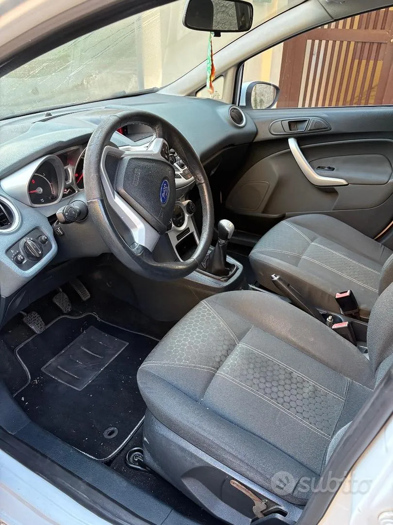 Ford Fiesta 2010 photo 3
