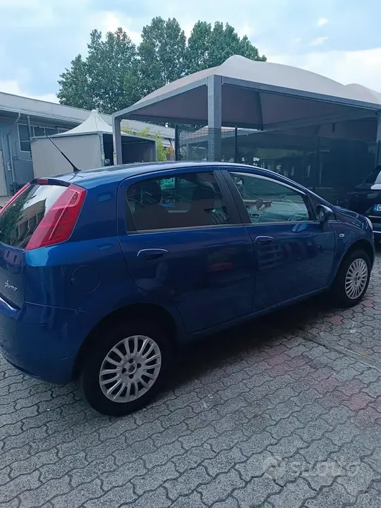 Fiat Grande Punto 2009 photo 2