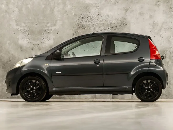 Peugeot 107 2011 photo 2