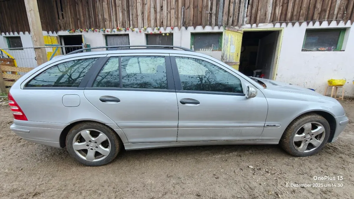 Mercedes-Benz C-Class 2005 photo 2