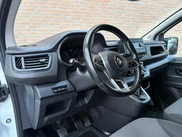 Renault Trafic 2022 photo 2