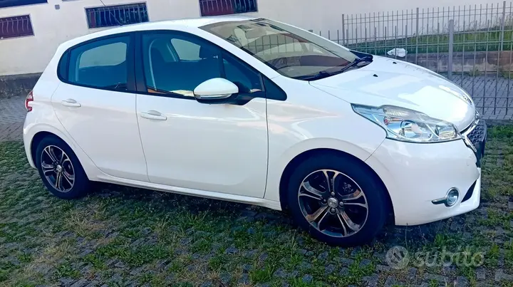 Peugeot 208 2015 photo 3
