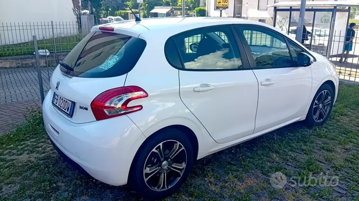 Peugeot 208 2015 photo 4