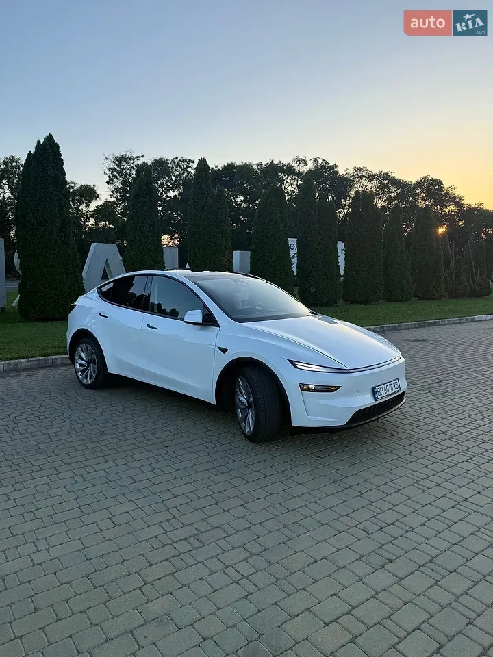 Tesla Model Y 2025 photo 2