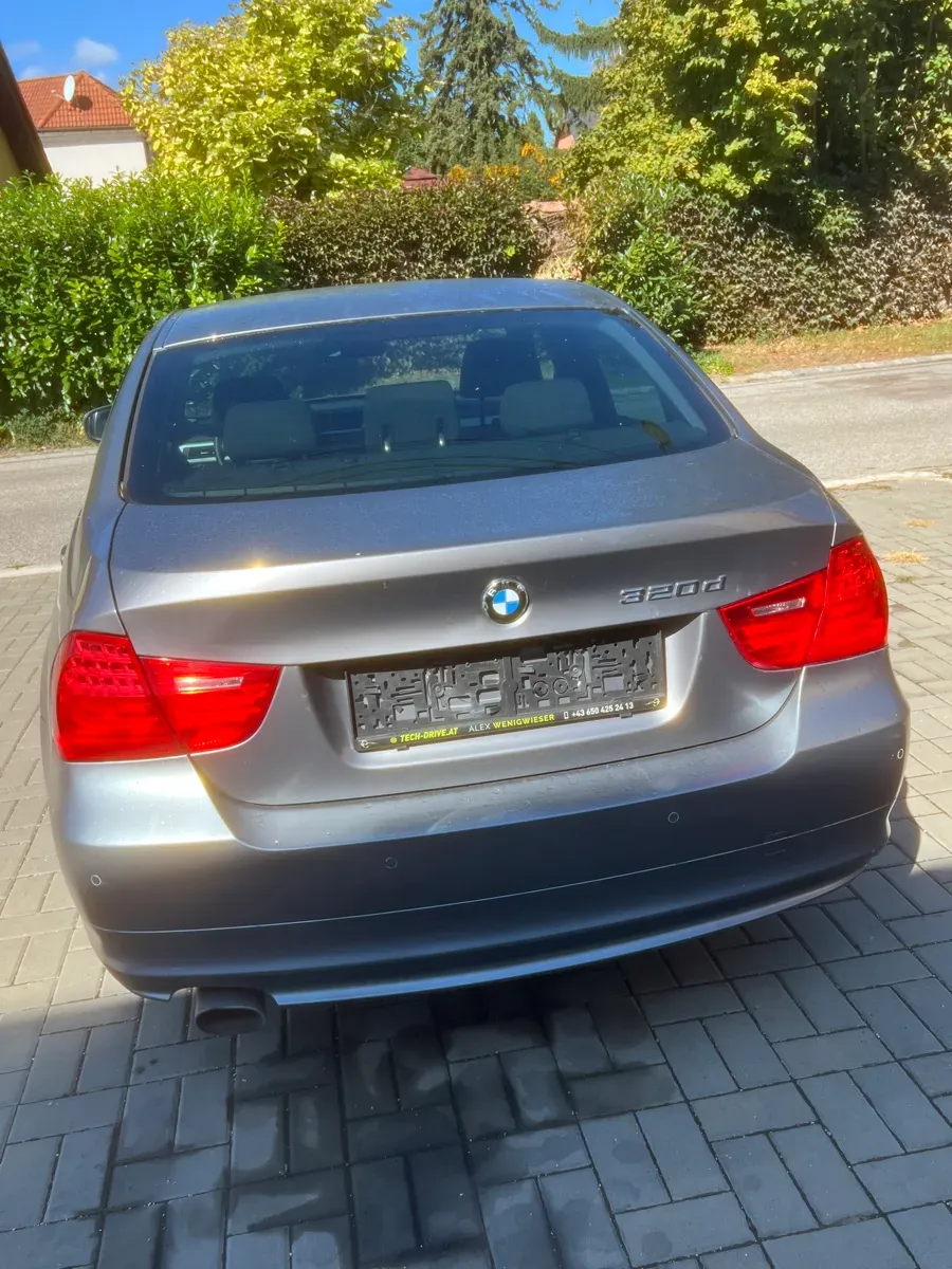 BMW 3 Series 2009 photo 3