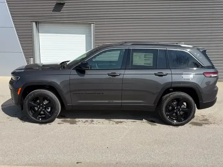 Jeep Grand Cherokee 2026 photo 3