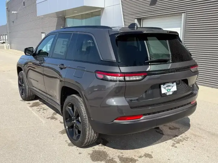 Jeep Grand Cherokee 2026 photo 4