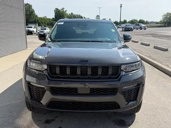 Jeep Grand Cherokee 2026 photo 2
